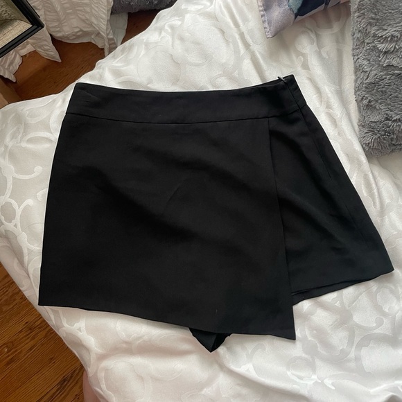 Black skirt/shorts - Picture 2 of 3